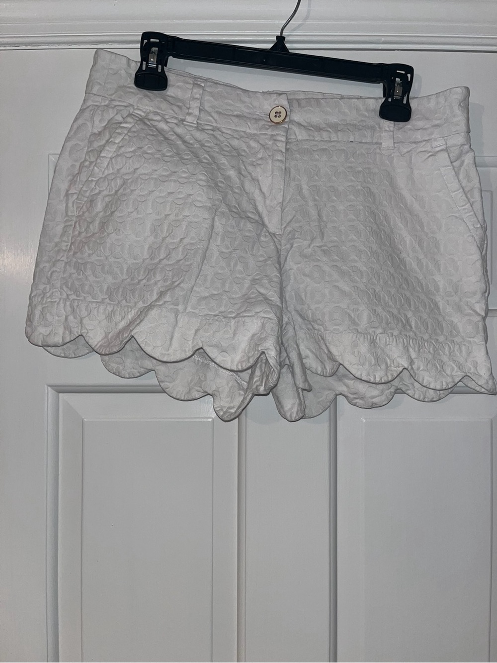 crown & ivy White Quilted Scallop-Hem High-Waist Shorts